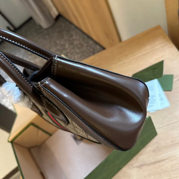 84F32B57-818A-FAEE-B554-52D5EF220F2F.jpg Small tote with piston closure