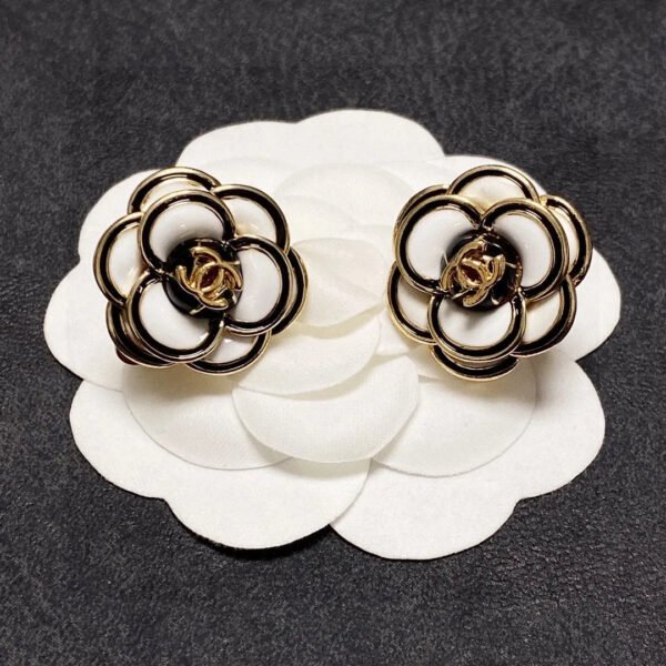 8588211A-4CB9-0B26-561F-D6AC2CB2B24F.jpg CC Earrings 0005