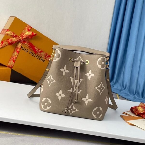 867E52D3-8EC1-31C9-FB2B-D22E4386A764.jpg Louis Vuitton M45555 NéoNoé MM