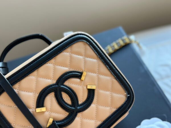 86B19777-C099-7B6C-C0C8-9FEDF933A0C5.jpg CHANEL Grained Calfskin CC Filigree Vanity Clutch With Chain