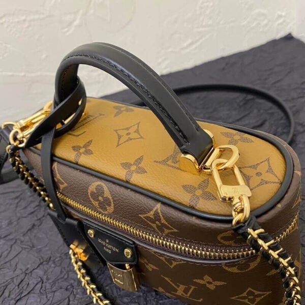 8B56F6B9-0BC4-2620-A6B2-0C60A4EA185F.jpg Louis Vuitton Vanity Chain Pouch M47125