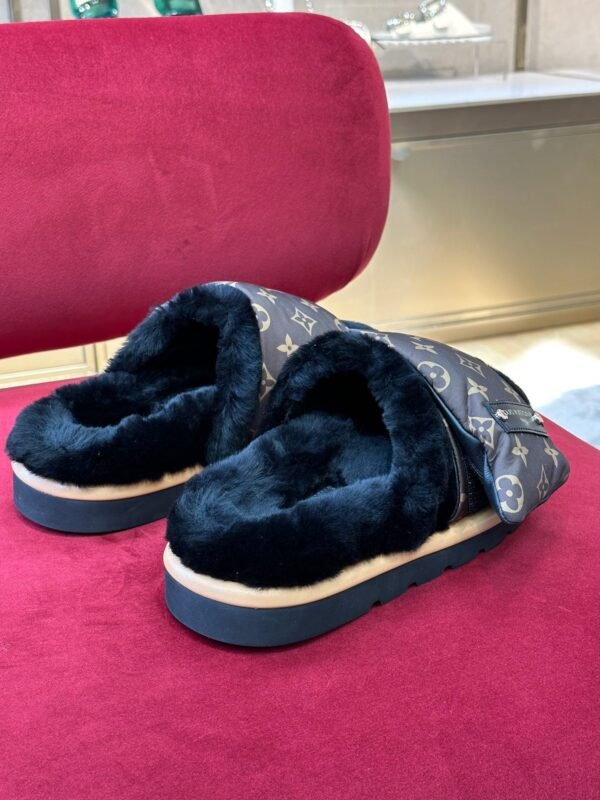 8C0567B0-6534-52D7-D86D-FF4EAE6EB17E.jpg Louis Vuitton Unisex Pool Pillow Comfort Sandal