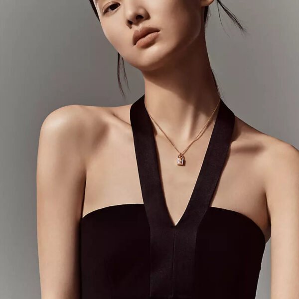 8C137746-96FF-C729-0934-F333FE56CA8F.jpg Kelly Cadenas pendant