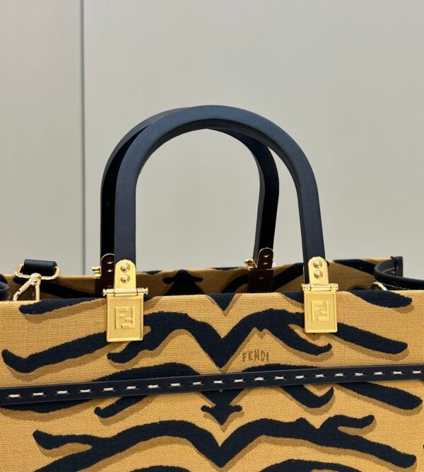 8CE8A24F-D61E-126A-FB53-0CA50FCFA5F4.jpg Fendi Sunshine Shopper Meduim Bag