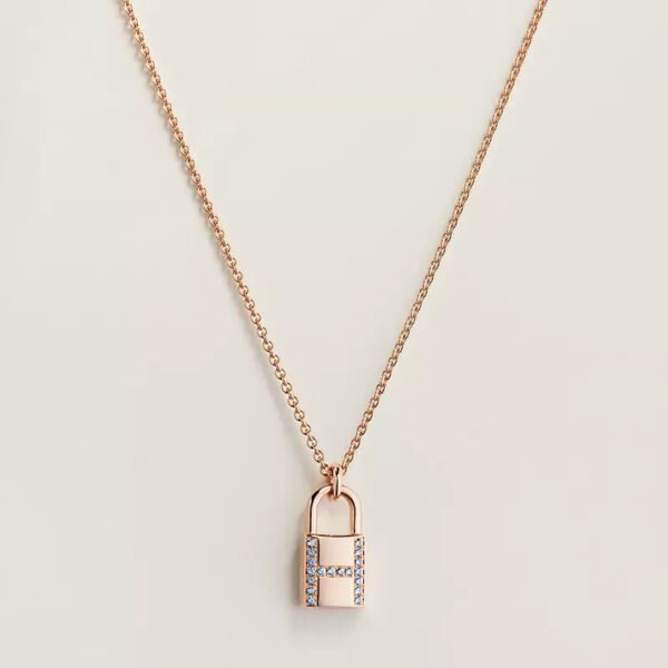 9067226A-7F69-105F-6655-AB10E481160F.jpg Kelly Cadenas pendant