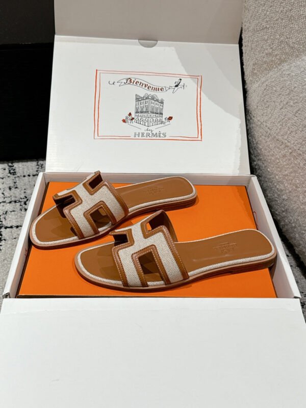 90D47D74-FDAB-5C22-5E06-B81D150E82AF.jpg Hermes Women's Oran Sandal