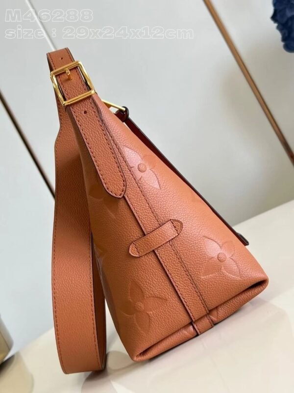 91D1353B-FCFD-CD04-7426-AD6F922D7BB3.jpg Louis Vuitton M11790 CarryAll PM
