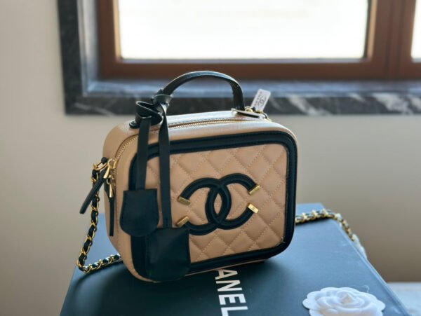 9551FF4E-F74E-0CB1-8C81-C0C22C6C9D00.jpg CHANEL Grained Calfskin CC Filigree Vanity Clutch With Chain