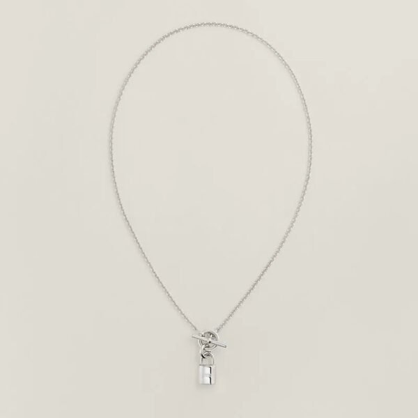 9612D299-7B0B-034E-7484-73EAC9B0D34E.jpg Kelly Cadenas pendant