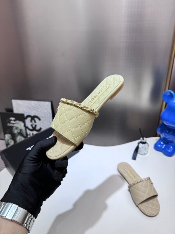 96C7F405-231D-8E1E-3608-B24944C8670B.jpg Chanel Women's Logo 25ss CC Sandal