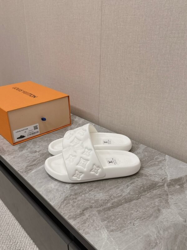 9A443352-6CE1-E1F1-B04F-4EED25C17F13.jpg Louis Vuitton Unisex Pool Pillow Comfort Sandal