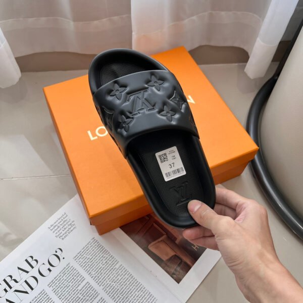 9EF6C670-9F68-06A7-ED50-90A094891D4E.jpg Louis Vuitton Unisex Pool Pillow Comfort Sandal