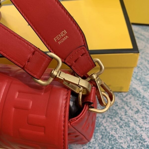 9F2F60B8-E9BA-4CF5-CC1E-5693A8EFEF96.jpg Fendi baguette Bag