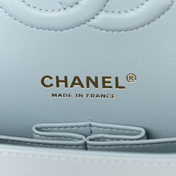9F73B5FD-16EF-F17A-4478-D6F95F1BDEBA.jpg Caviar Quilted Medium Double Flap Light Blue