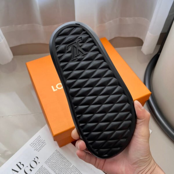 A0E48A2C-E85E-FD60-C044-AEF0D925B326.jpg Louis Vuitton Unisex Pool Pillow Comfort Sandal