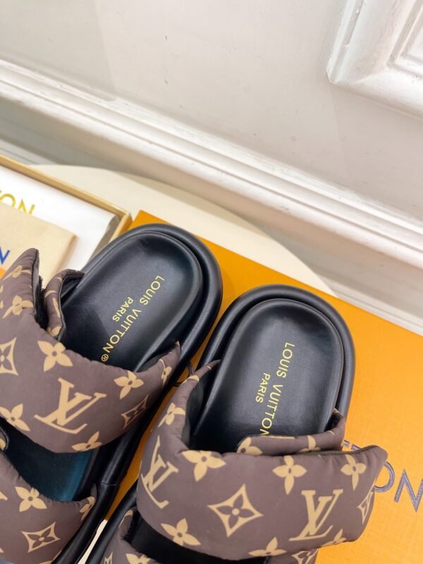 A15A92A4-DCD3-FF49-B6DC-E43AE769AB41.jpg Louis Vuitton Unisex Pool Pillow Comfort Sandal