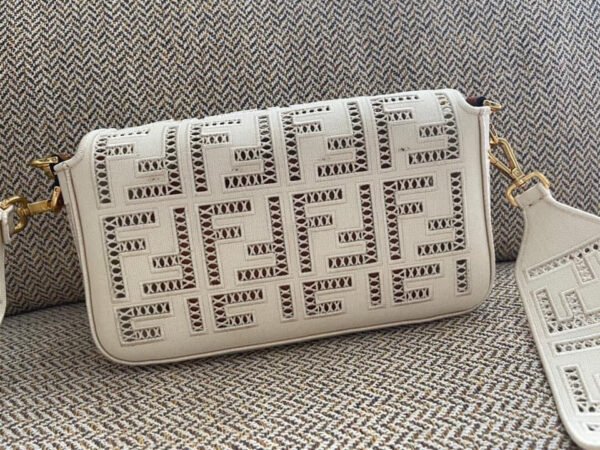 A3192606-9516-88C5-B170-237FAFD273E6.jpg Fendi Baguette Bag
