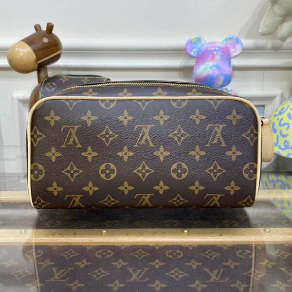A5F969CD-B5F2-8A43-9FF4-6A38EFDC43E7.jpg Louis Vuitton Dopp Kit Toilet Pouch M44494