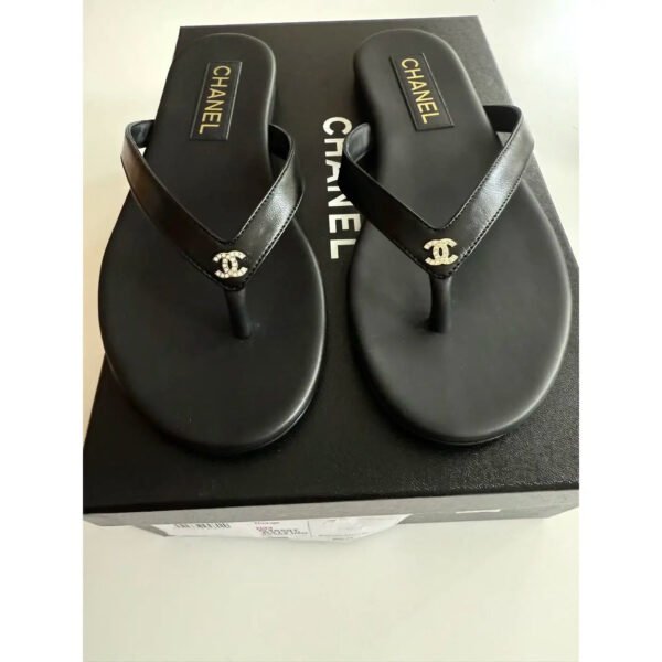 A7FF9ADD-C240-385D-638D-35C499D610E4.jpg Chanel Women's Logo 25ss CC Leather Flip Flops