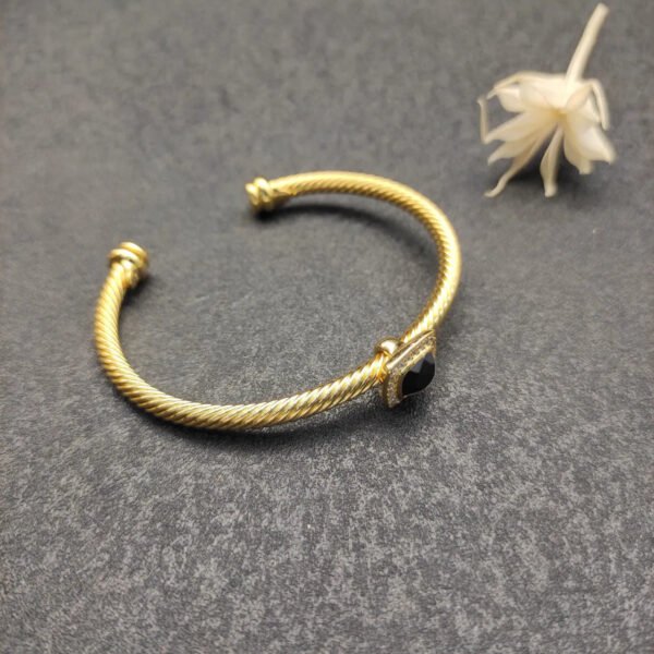 A8397FB5-D1C1-9EE8-0CA4-9CBC8E8E2B7B.jpg Cable Classics Bracelet with Black Onyx and Diamonds 18K Yellow Gold 4mm