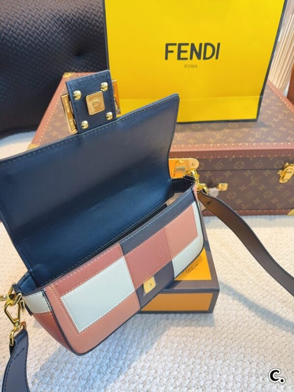 Fendi Baguette Medium - Pink
