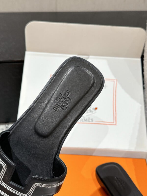 A9689483-6E38-9170-A4D7-B01EDC5649E3.jpg Hermes Women's Oran Sandal