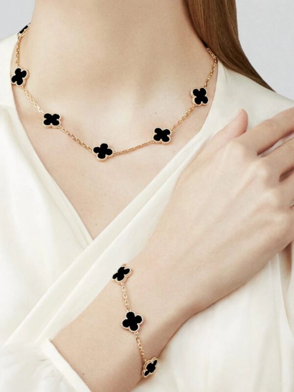 AB52DB5C-5244-FE4B-8C79-4FD055540B05.jpg Vintage Alhambra bracelet, 5 motifs