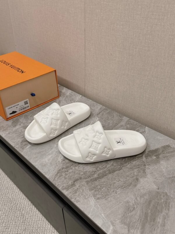 ABB2BCCC-AC56-F6DE-73DB-C404CED9AFCF.jpg Louis Vuitton Unisex Pool Pillow Comfort Sandal