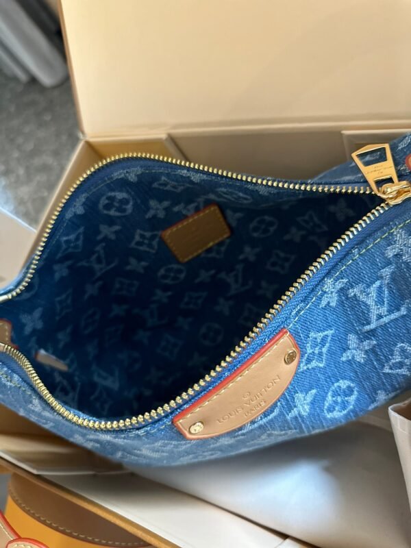 AD0206F5-13E2-611F-C805-BB3CBEEDCB39.jpg Hills Pochette