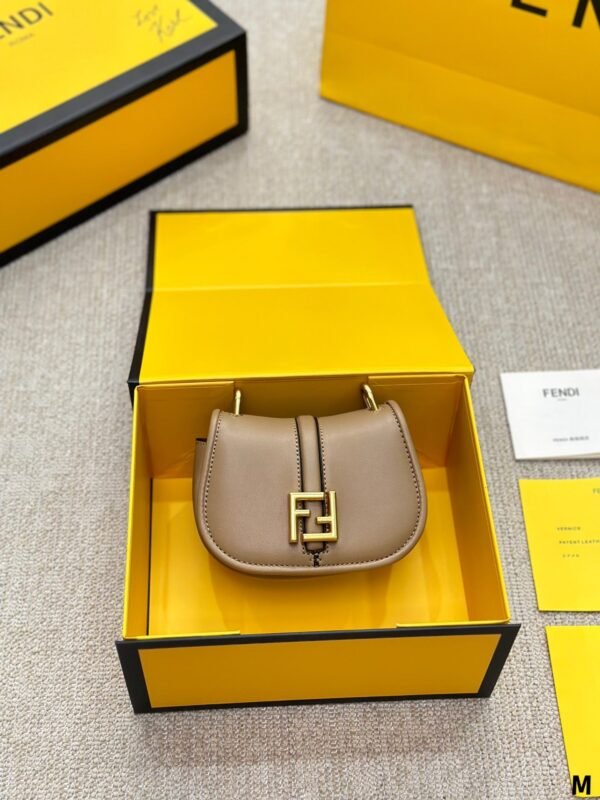ADAF24DE-1348-606E-A985-F4C648F1DF7F.jpg Fendi C'mon Nano - White