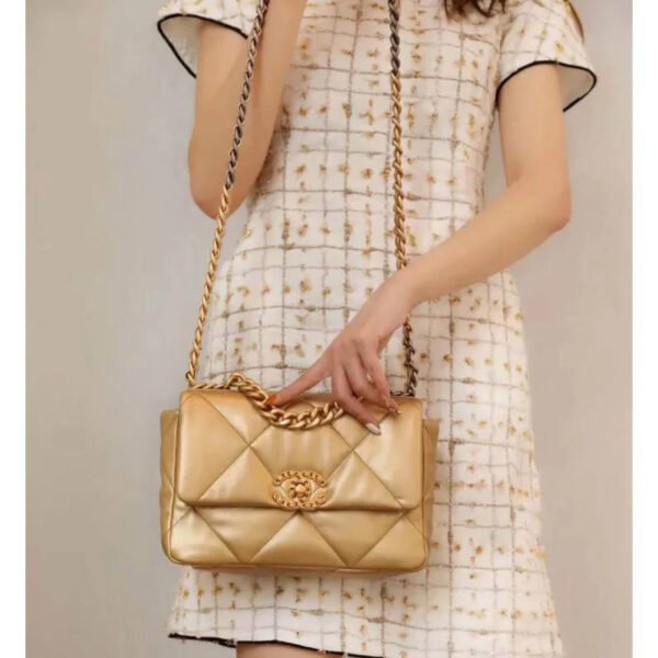 AE0EEF16-5F80-3ACE-EAD1-D1D77E468470.jpg Chanel 19 Flap Bag As1160 Gold