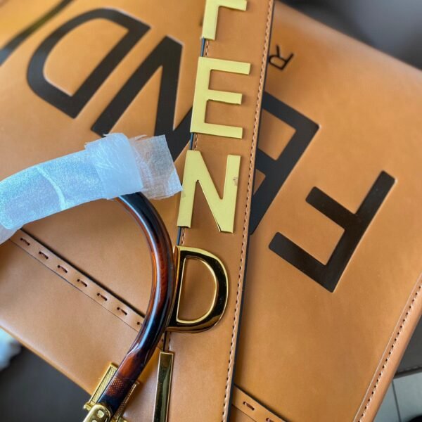 AEA9AF68-21FA-685D-CD48-DDB9937A4FB8.jpg Fendi Sunshine Medium