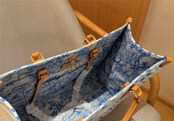 B0A286F7-C384-2781-5D9D-E583C9B9CB05.png Louis Vuitton M11262 OnTheGo MM