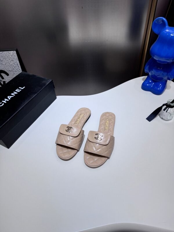 B3F828EB-D920-B83A-98CC-CCA21AF7F1B9.jpg Chanel Women's Logo 25ss CC Sandal