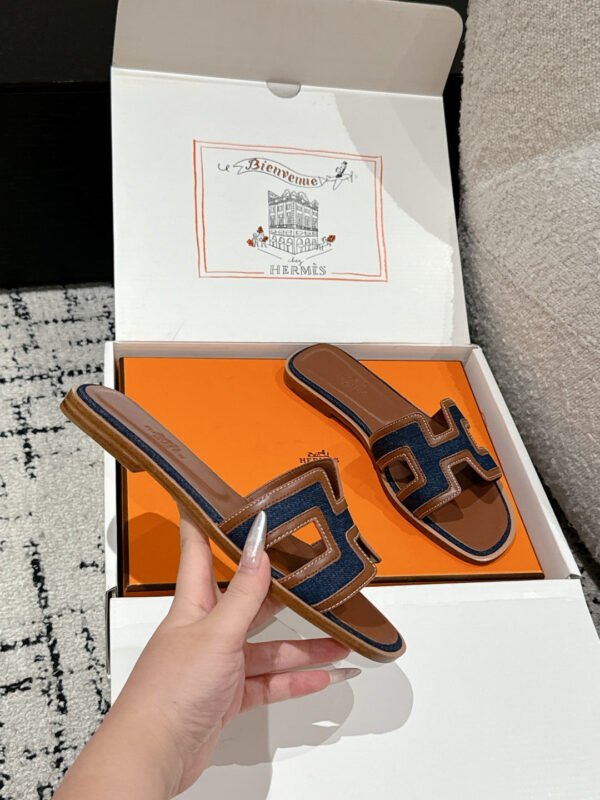 B431A0A2-DD92-0230-F878-5FA538259E5A.jpg Hermes Women's Oran Sandal