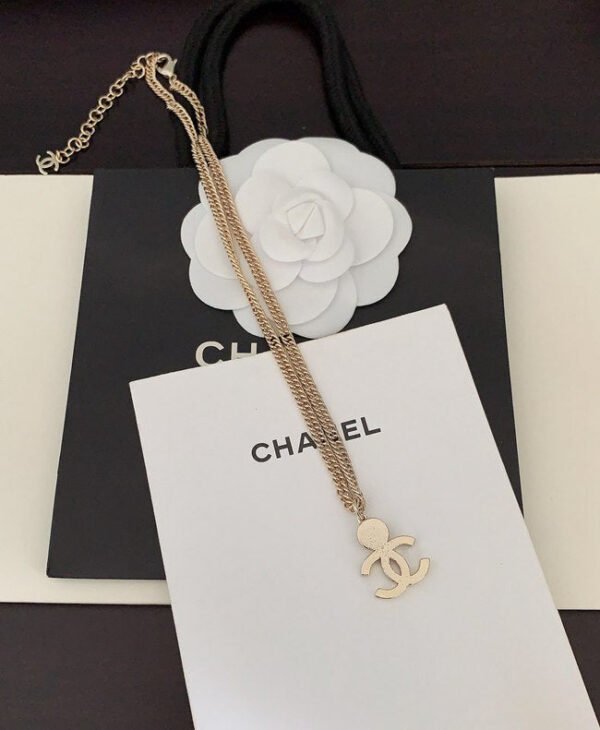 Round brand blue double C necklace