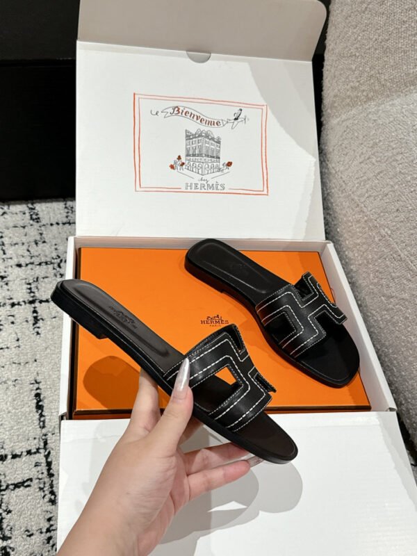 B45ED86D-ABE0-519D-DCFA-8EFC77B6C396.jpg Hermes Women's Oran Sandal