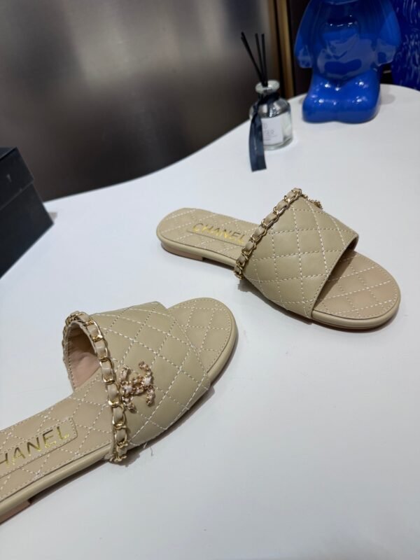 B54C8487-84F3-1D21-7A9D-6BBE139B8BA1.jpg Chanel Women's Logo 25ss CC Sandal