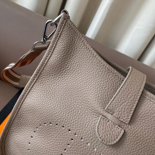 B727EFF7-7141-4669-0456-2BBE70A2D473.jpg Evelyne 25 bag