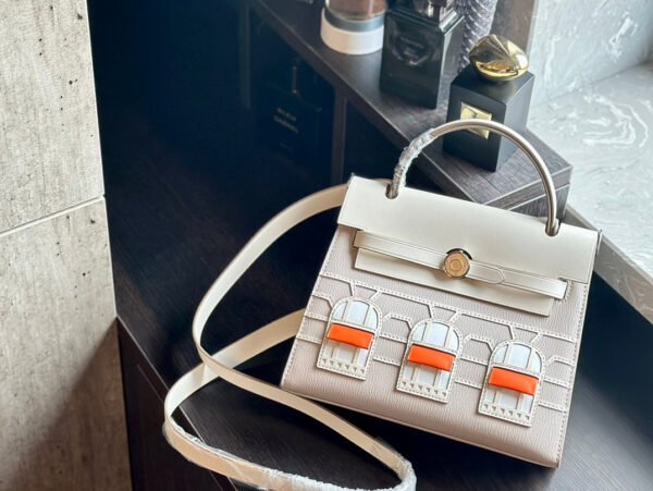 B915E868-234D-7D81-4545-BA40A16A58DD_f1676ee1-d90b-4b78-89a7-4015d73cc222.jpg Kelly 22 Bag - Black