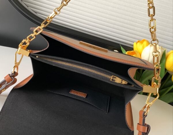 B936DFDD-F91F-F837-8DD2-C532D8C85B49.jpg Louis Vuitton M44580 Mini Dauphine