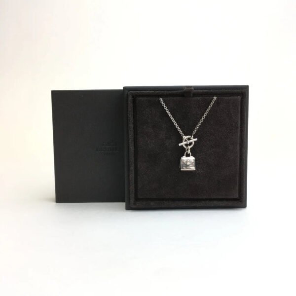 BC2CA3A0-6EB3-7917-EE32-97812382DD55.jpg Amulettes Kelly pendant