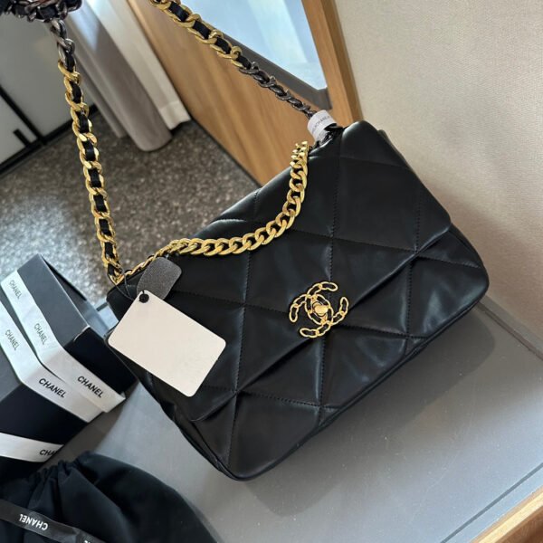 BDFDC82F-1D38-62E4-62EF-948D56406E85.jpg 19 HANDBAG - Black