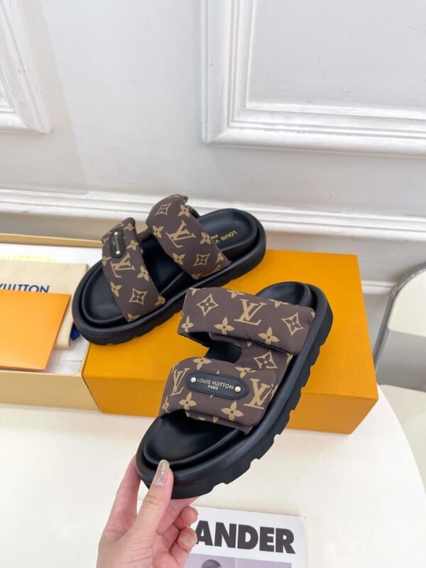 BE1AC93B-00EB-50DB-0B8E-35864D884ACC.jpg Louis Vuitton Unisex Pool Pillow Comfort Sandal