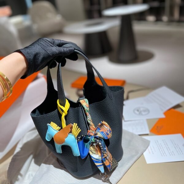 C0819B2F-9273-27C8-F7E8-3280B20E51E3.jpg Picotin Lock 18