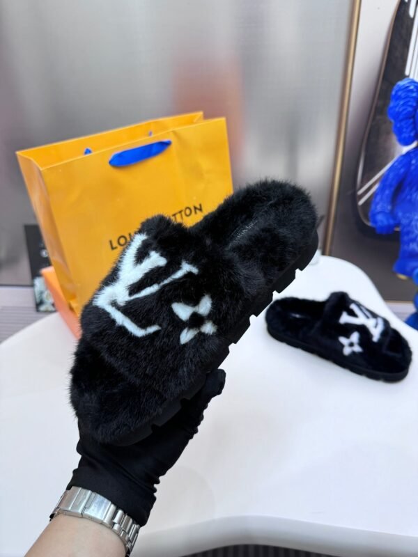 C0C5154C-BE8A-E453-0030-65C7AADDB69E.jpg Louis Vuitton Women's Pool Pillow Comfort Sandal