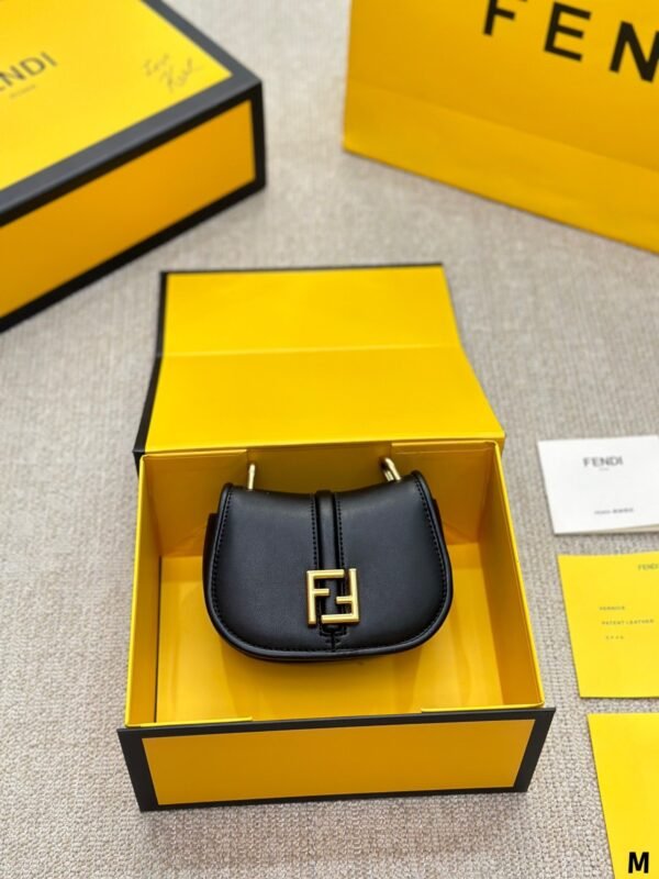 C19EE283-767E-E921-A864-B936F50DAD41.jpg Fendi C'mon Nano - White