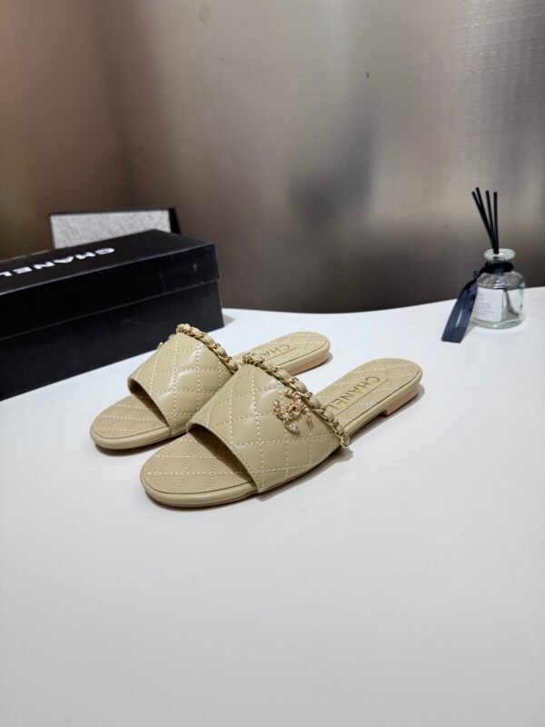 C4A116BB-3DF3-4440-0354-6C4C78467FF4.jpg Chanel Women's Logo 25ss CC Sandal