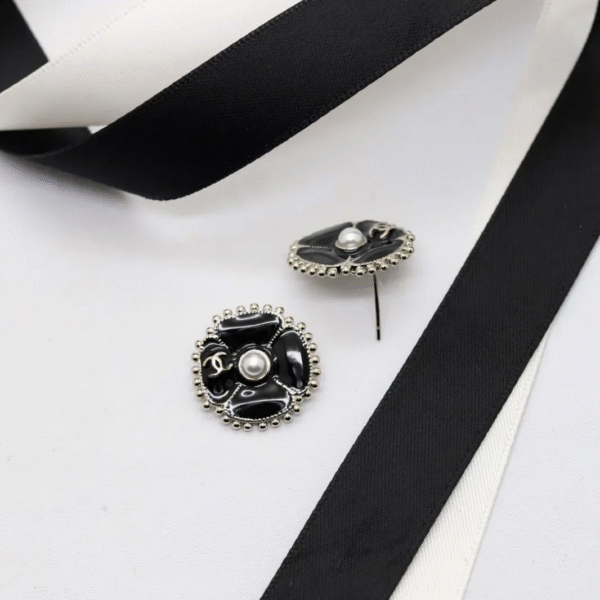 C55ECF3B-3A17-B8C3-4D6F-2175A2EB5BD6.png CCE165 CC earring - BLACK