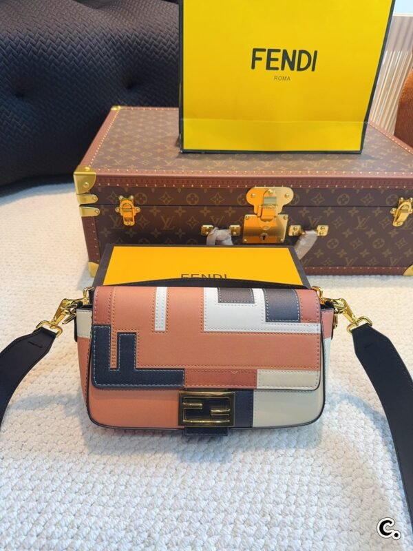 Fendi Baguette Medium - Pink